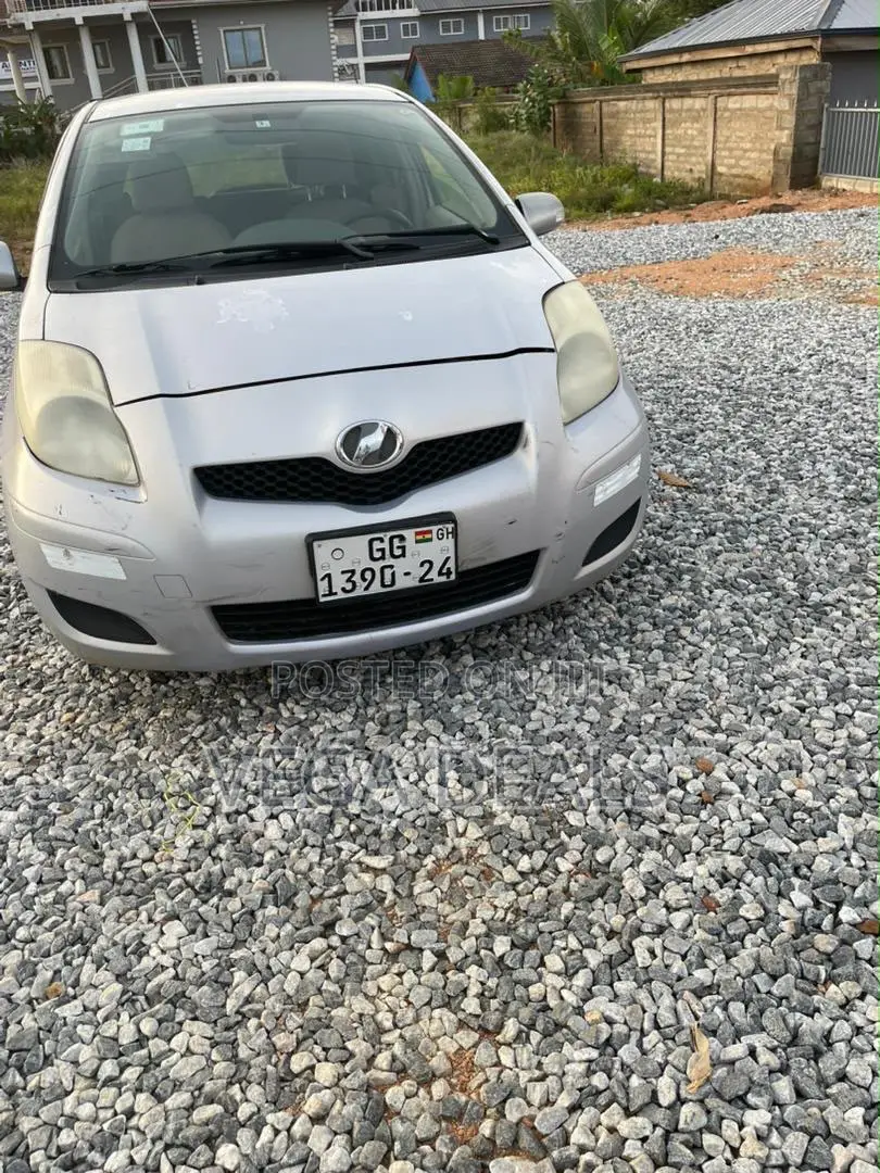 Toyota Vitz 2010 Gray