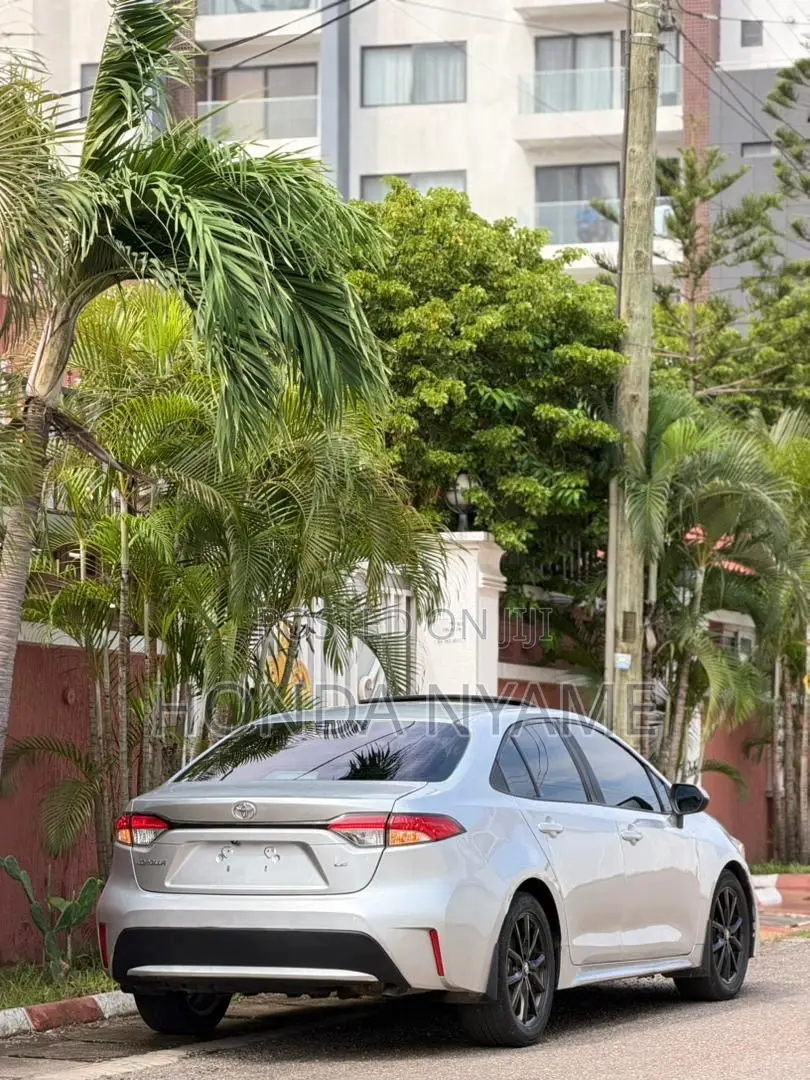 Toyota Corolla LE 2022 Silver