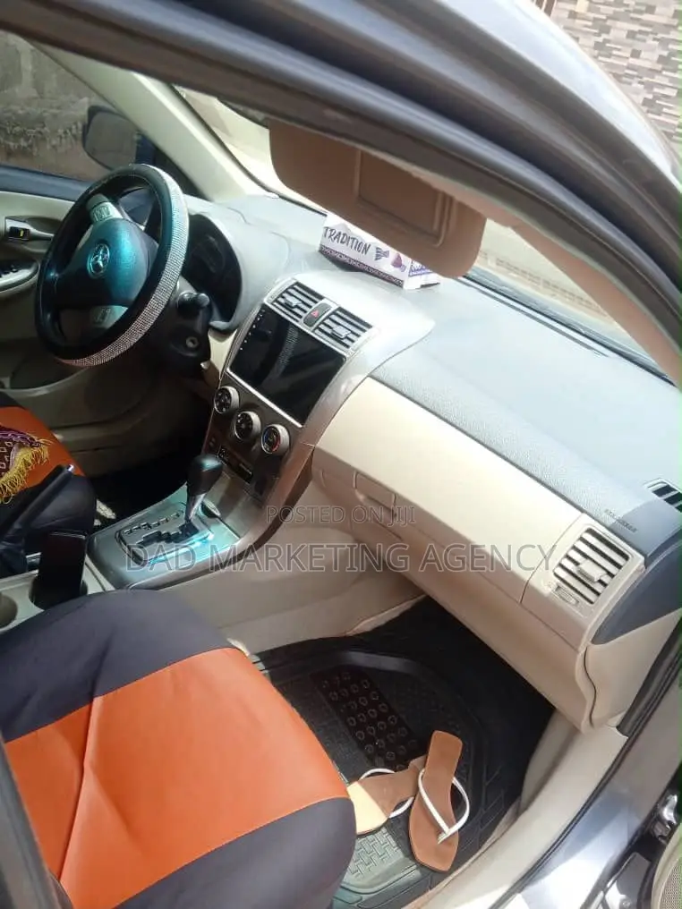 Toyota Corolla LE 4dr Sedan (1.8L 4cyl 4A) 2012 Gray