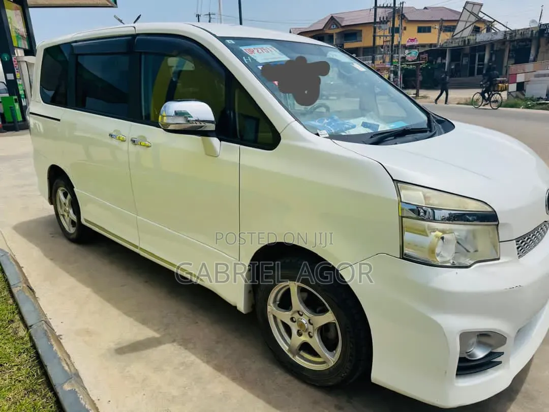 Toyota Voxy 2013 White