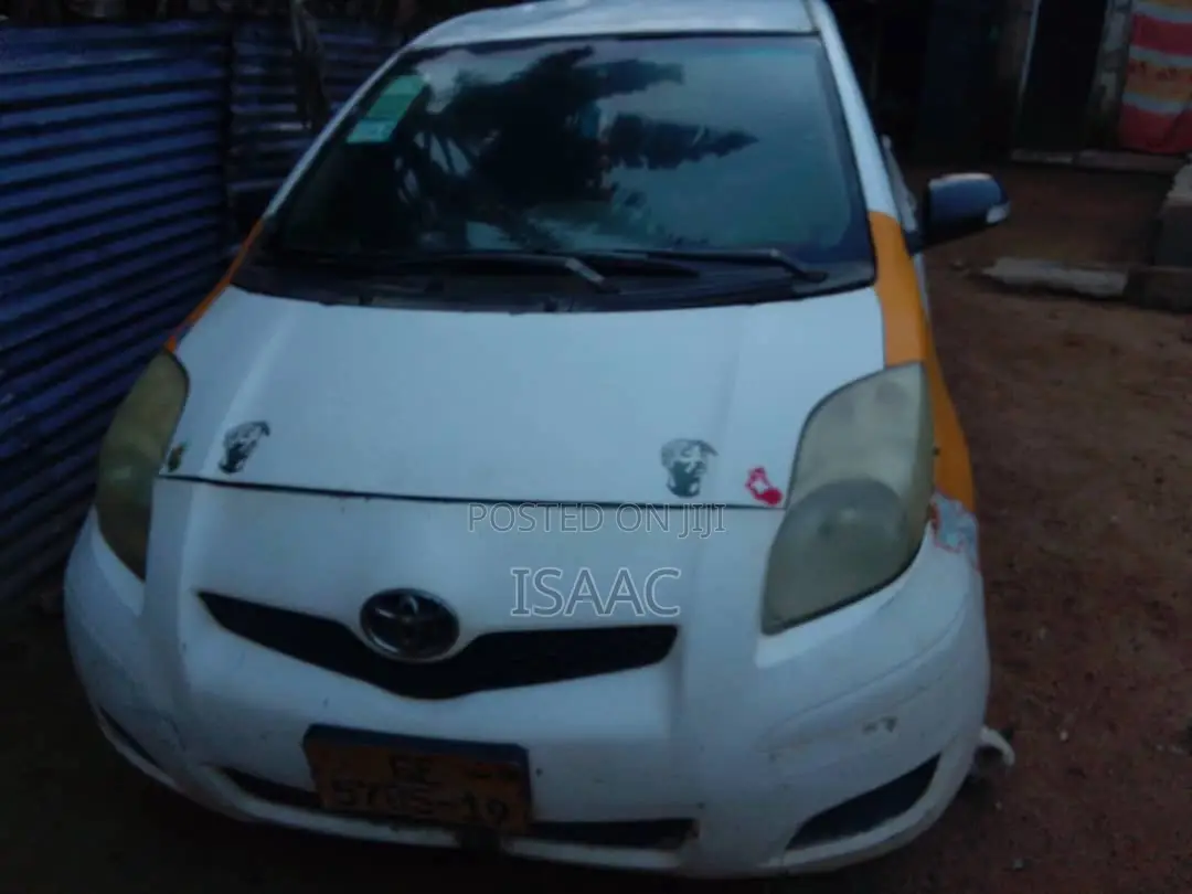 Toyota Vitz 2010 White