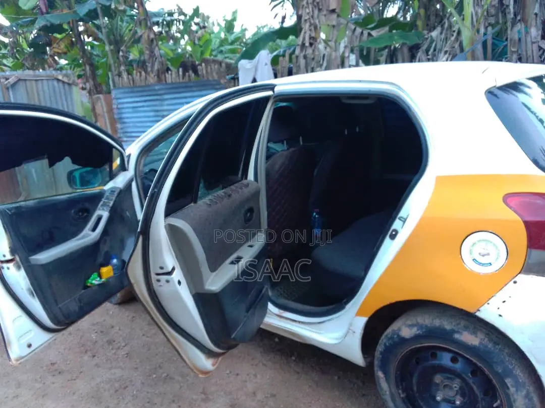 Toyota Vitz 2010 White