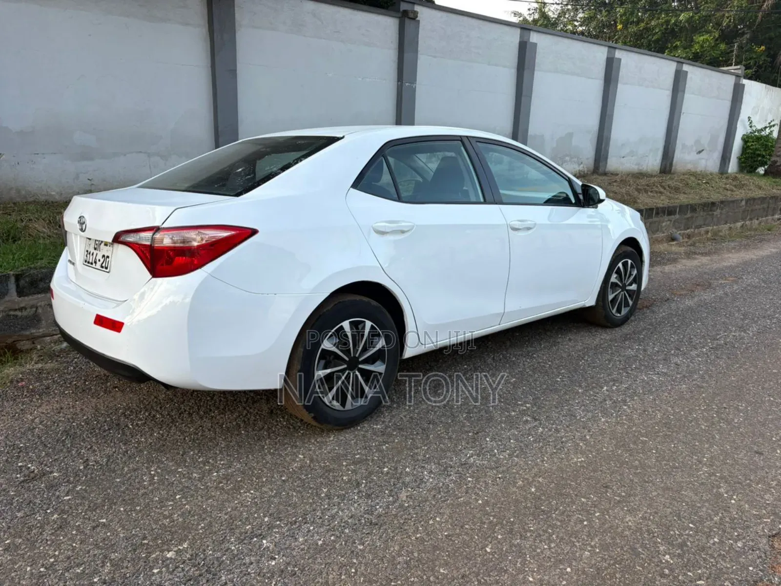 Toyota Corolla LE Eco (1.8L 4cyl 2A) 2018 White
