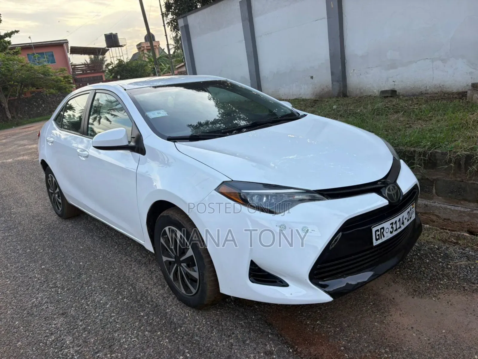 Toyota Corolla LE Eco (1.8L 4cyl 2A) 2018 White