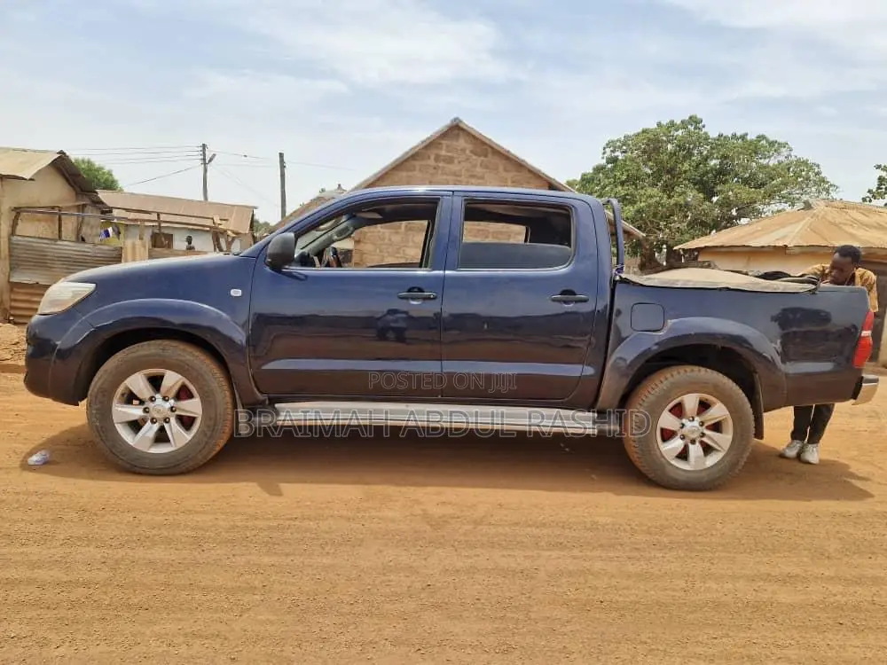 Toyota Hilux 2013 Blue