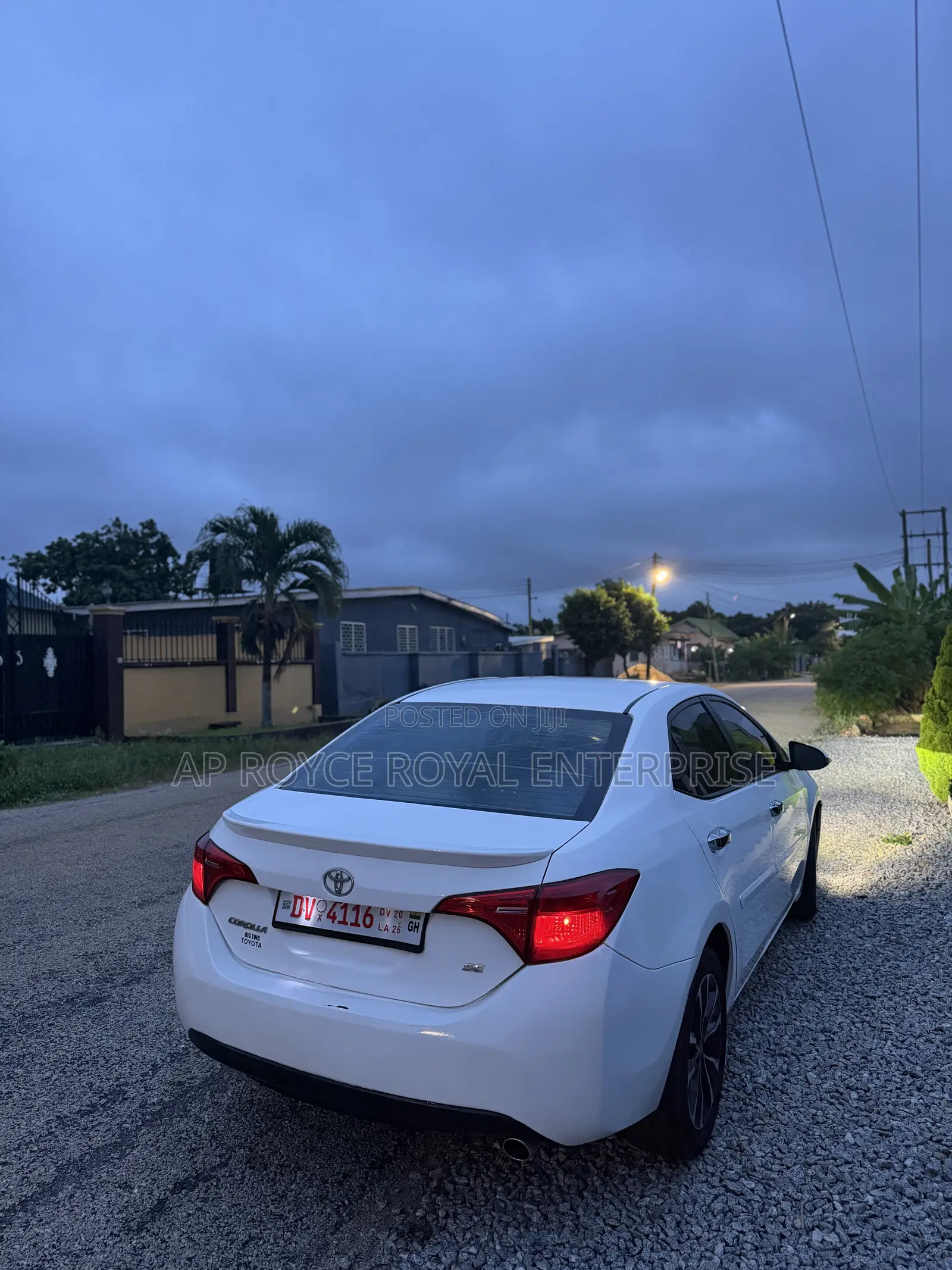 Toyota Corolla SE (1.8L 4cyl 2A) 2018 White