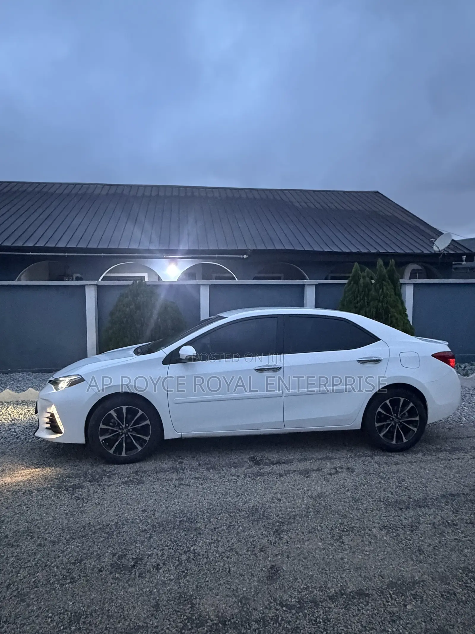 Toyota Corolla SE (1.8L 4cyl 2A) 2018 White