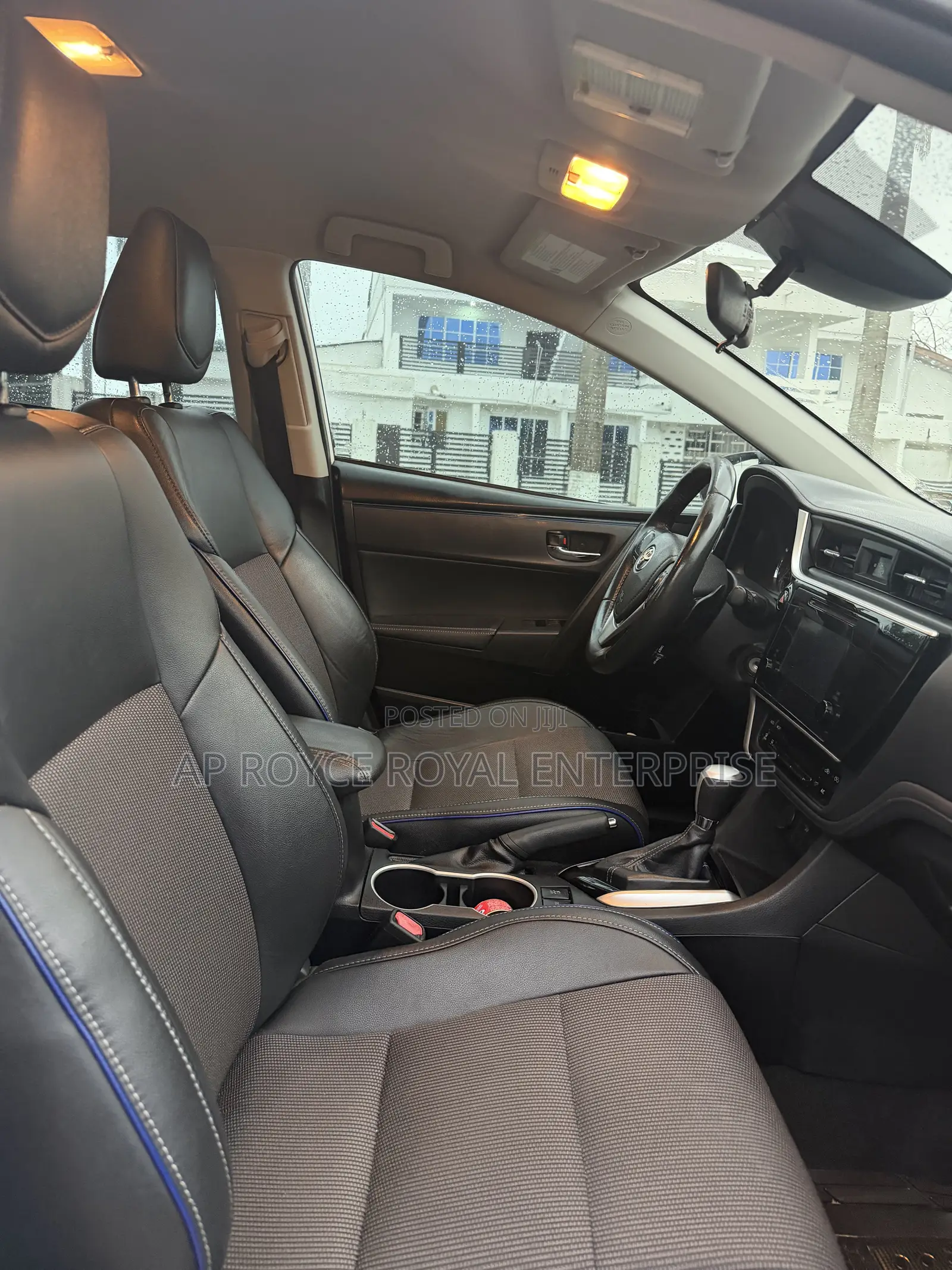 Toyota Corolla SE (1.8L 4cyl 2A) 2018 White