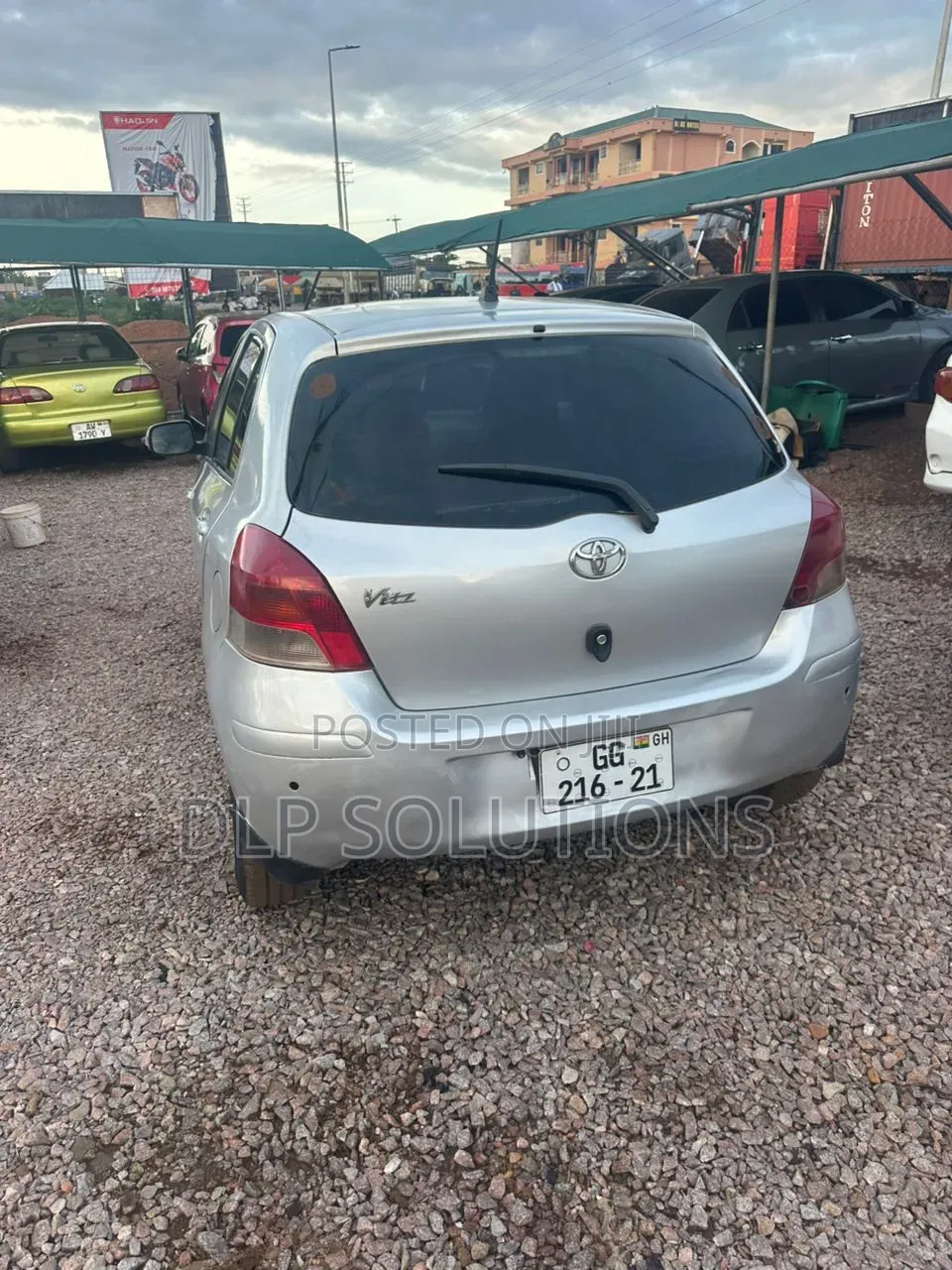 Toyota Vitz 1.3 FWD 5dr 2010 Silver
