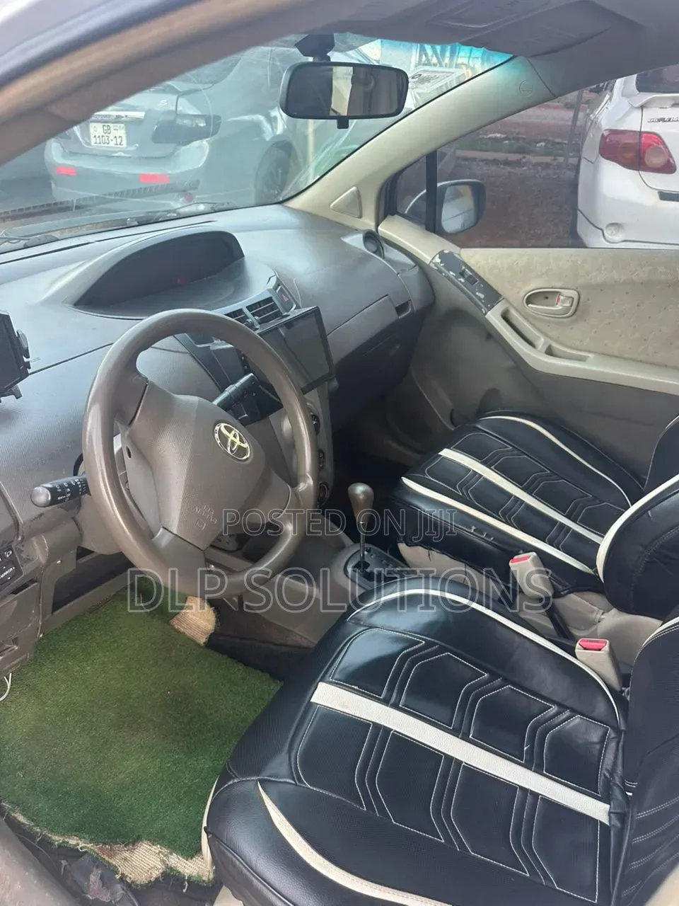 Toyota Vitz 1.3 FWD 5dr 2010 Silver