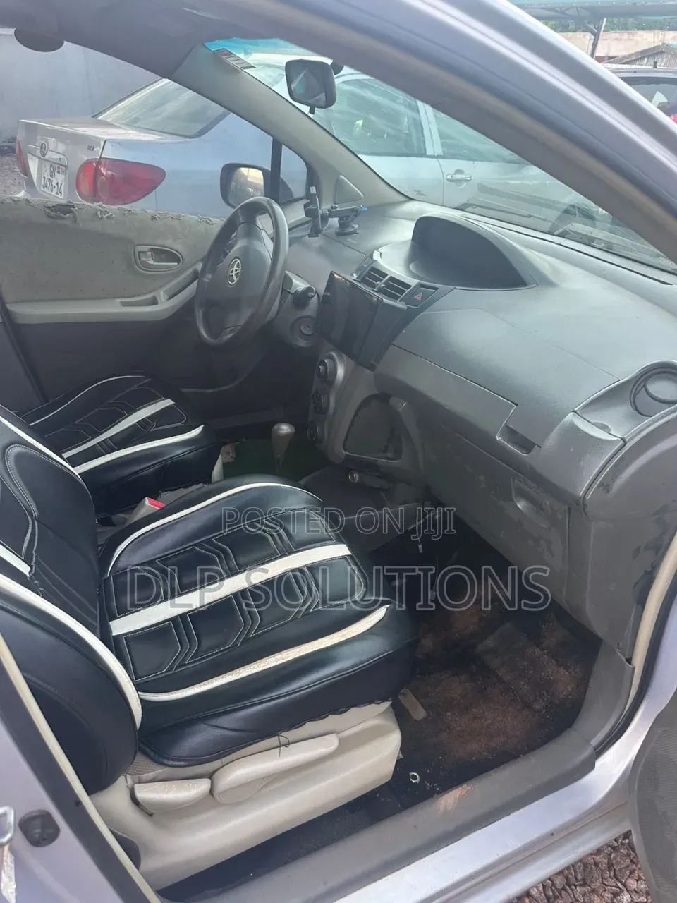 Toyota Vitz 1.3 FWD 5dr 2010 Silver