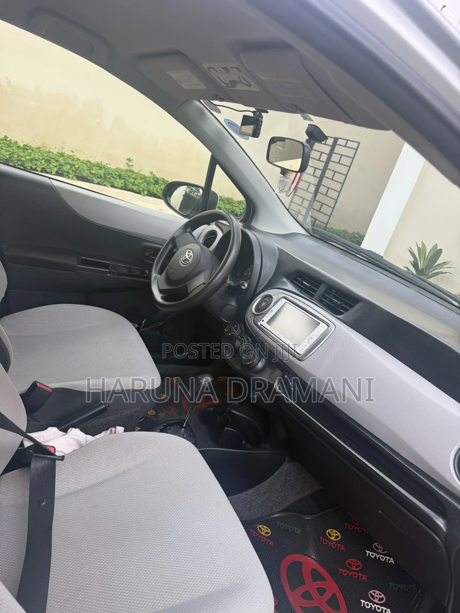 Toyota Vitz 1.3 FWD 5dr 2013 Silver