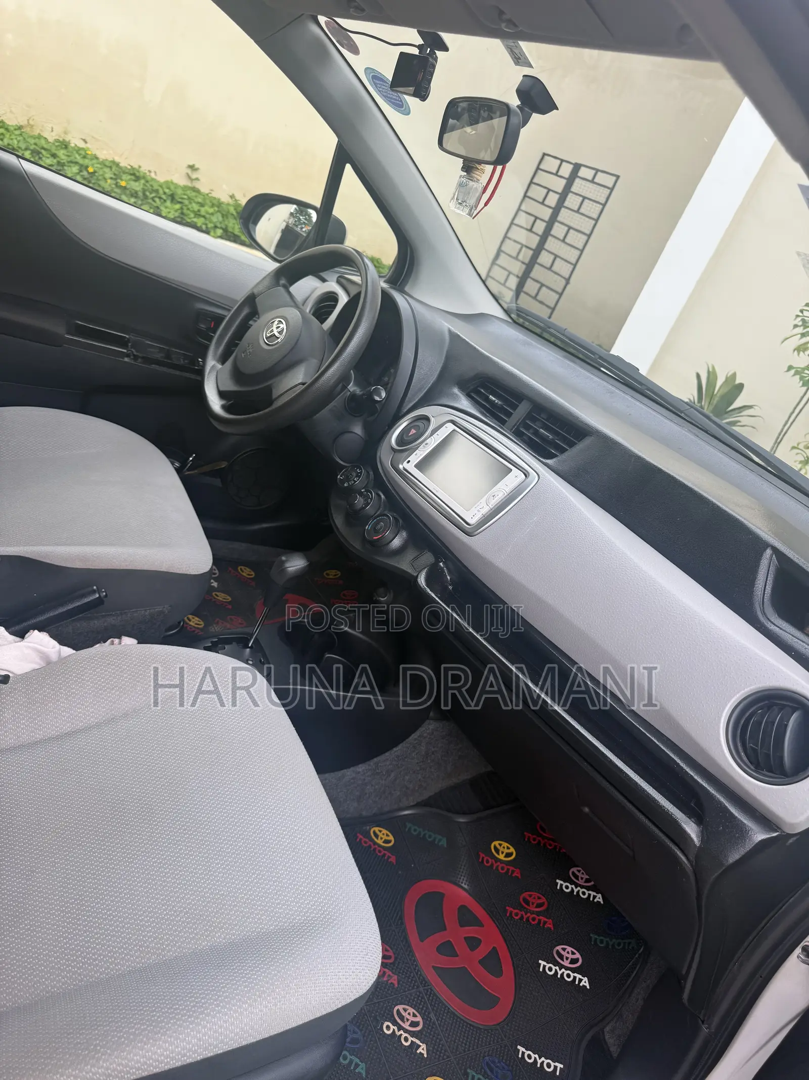 Toyota Vitz 1.3 FWD 5dr 2013 Silver