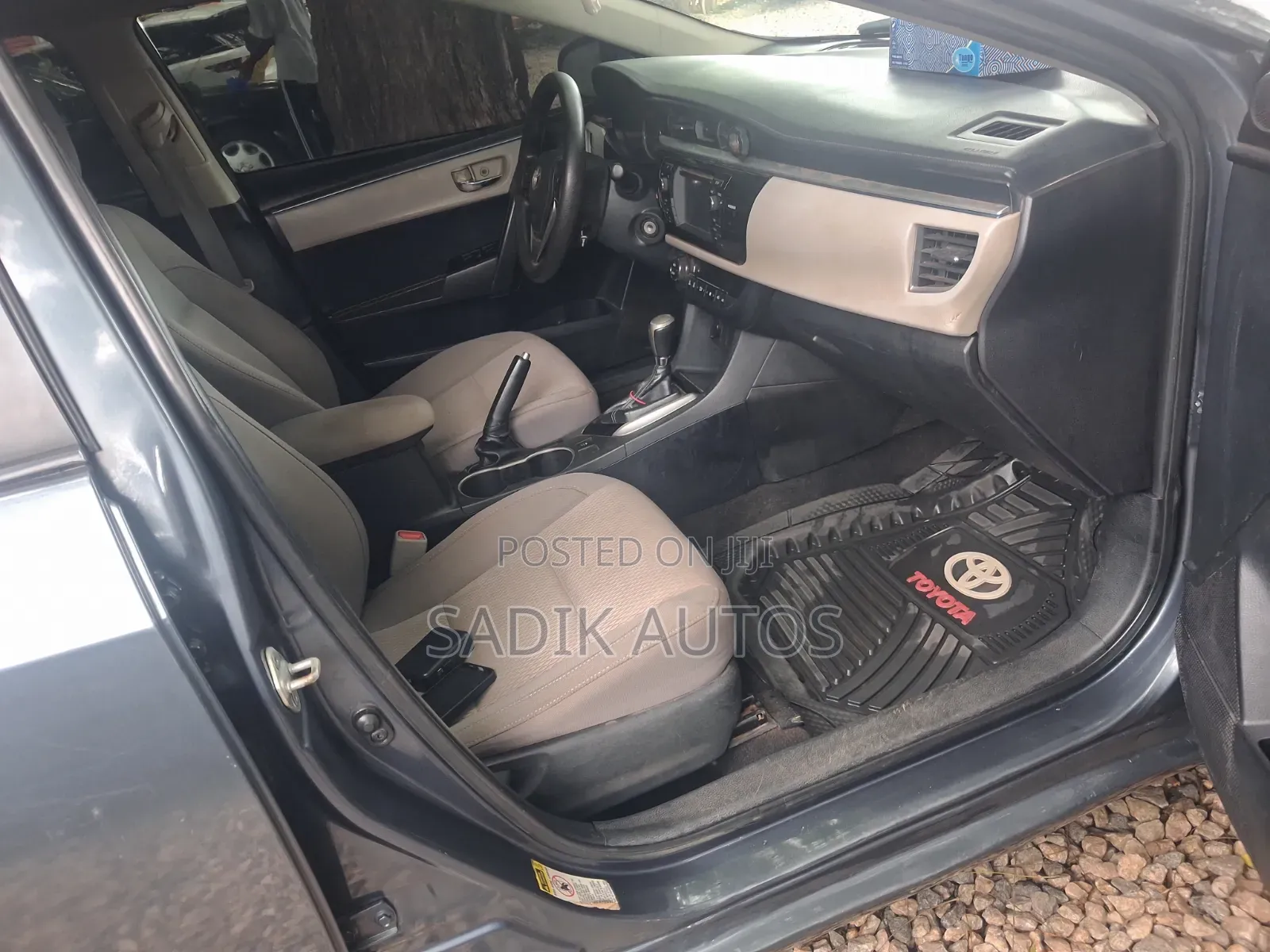 Toyota Corolla LE Plus 4dr Sedan (1.8L 4cyl CVT) 2015 Gray