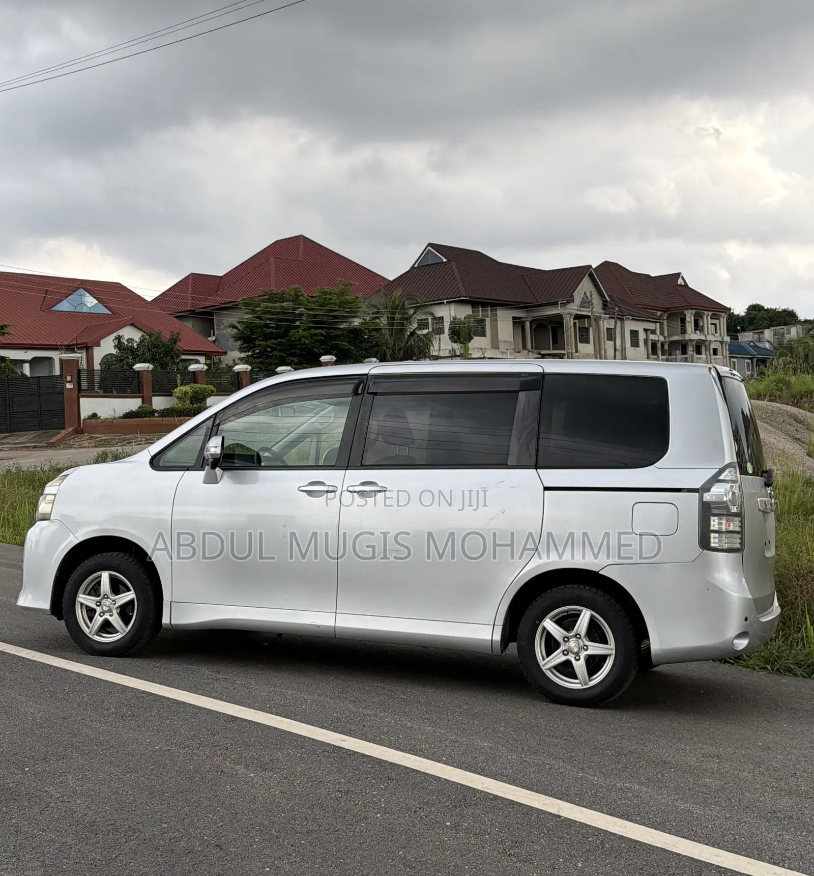 Toyota Voxy 2011 Silver
