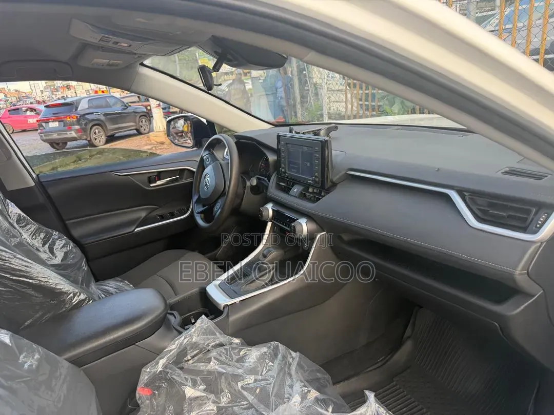 Toyota RAV4 2022 White