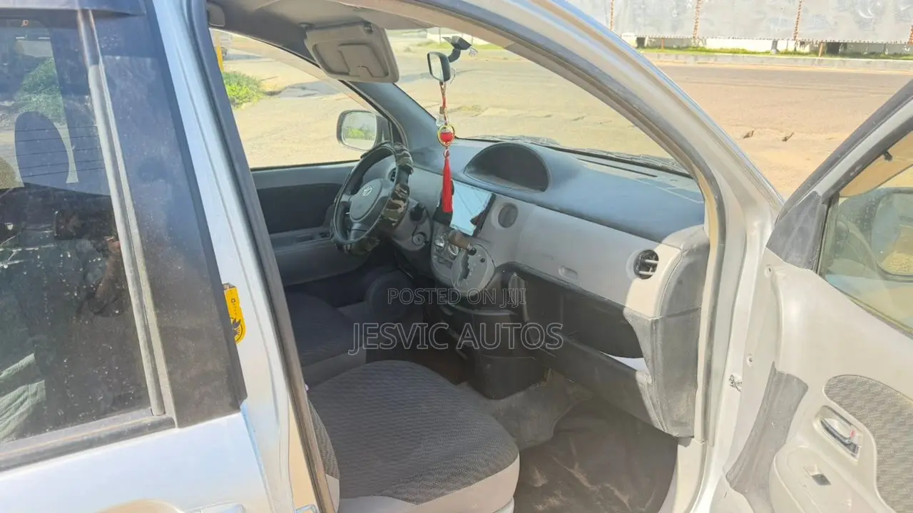 Toyota Sienta 1.5 AWD 2013 Black