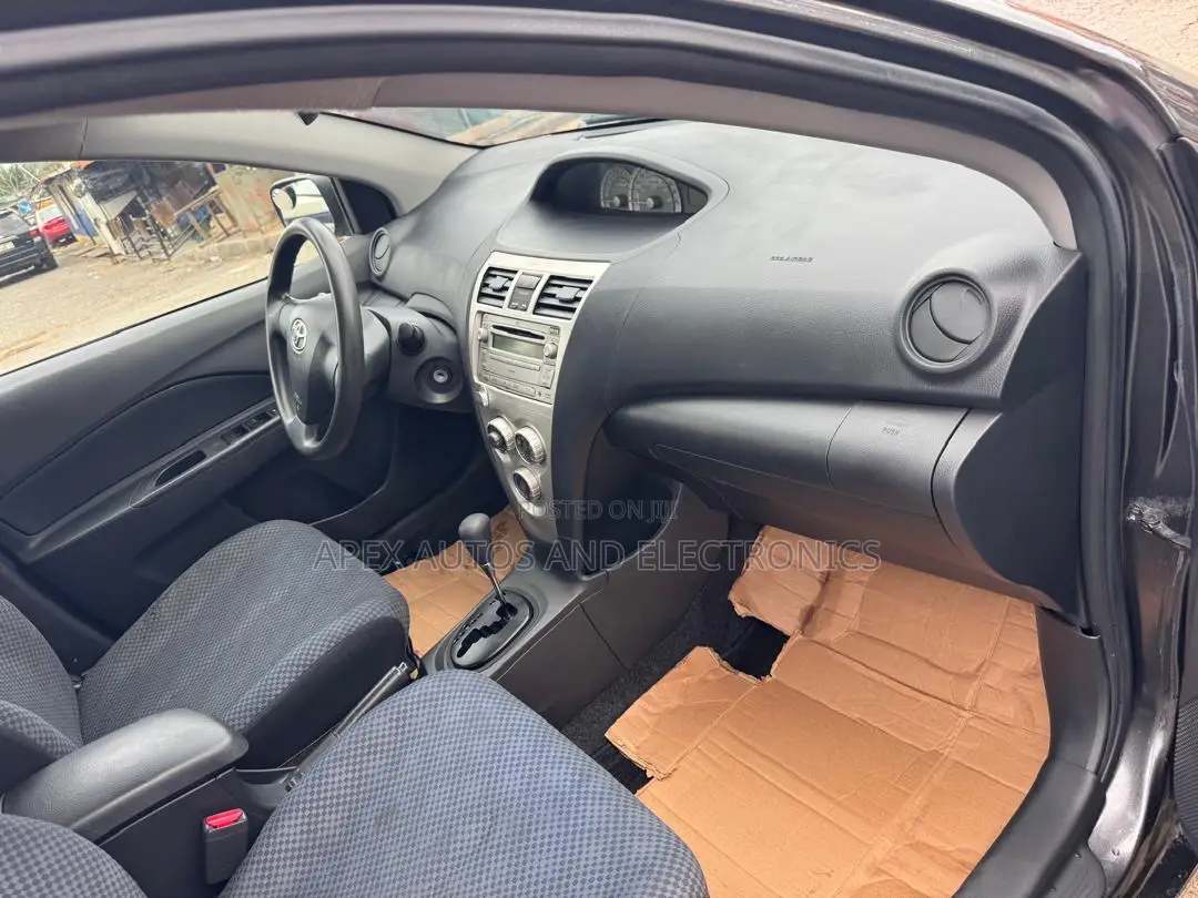 Toyota Yaris Base Sedan 4dr 2010 Black