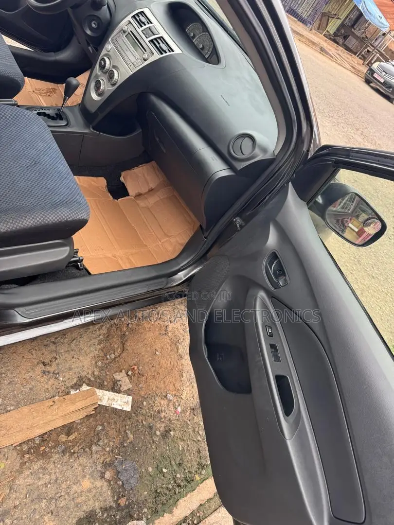 Toyota Yaris Base Sedan 4dr 2010 Black