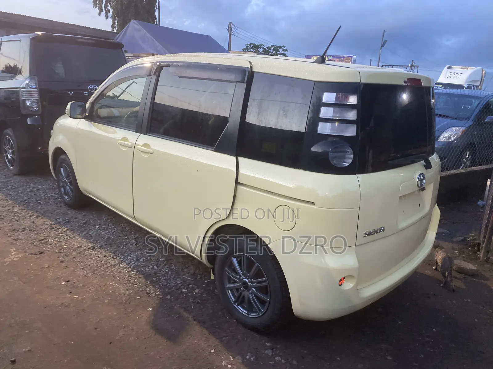 Toyota Sienta 2013 Brown