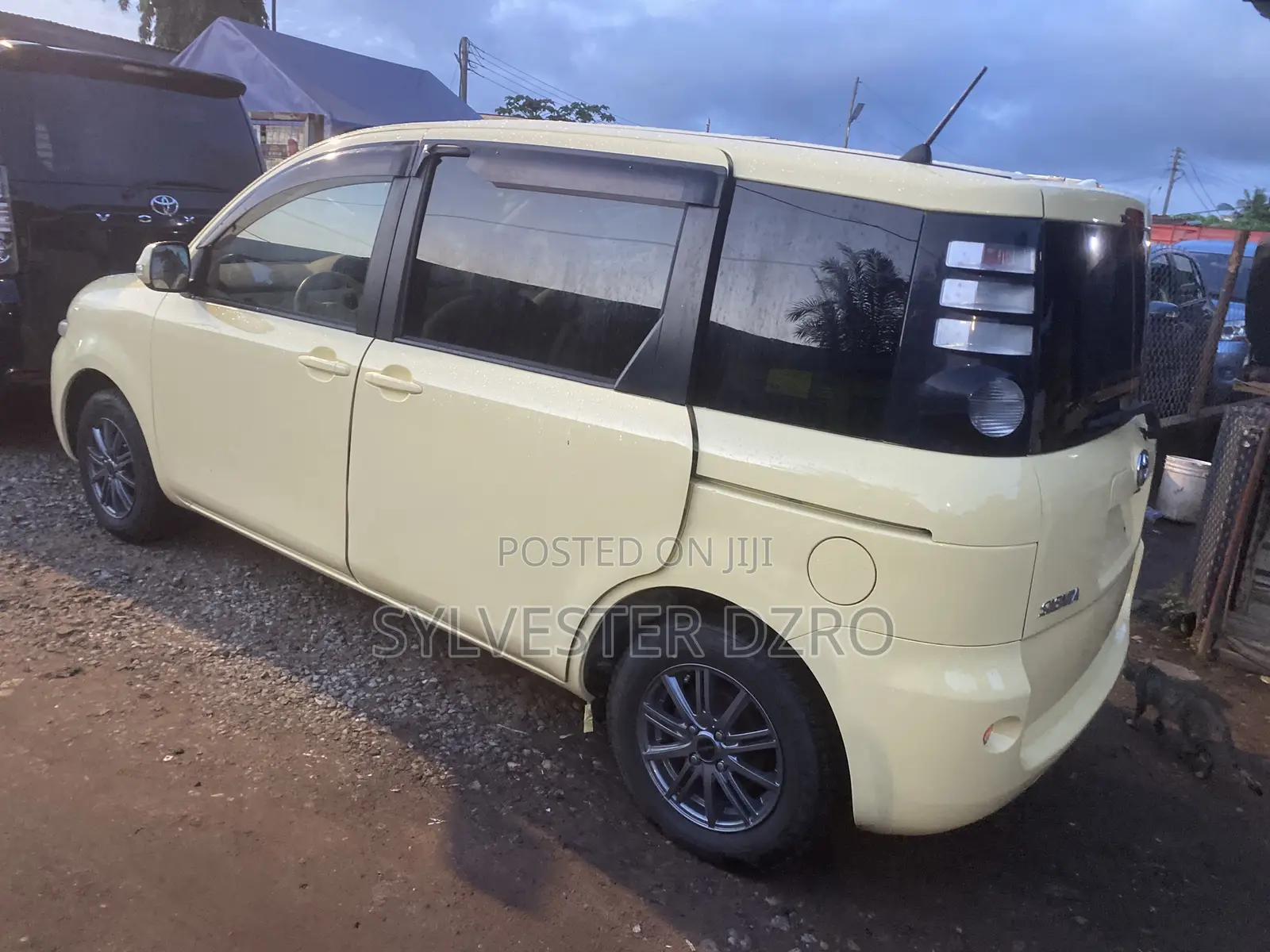 Toyota Sienta 2013 Brown