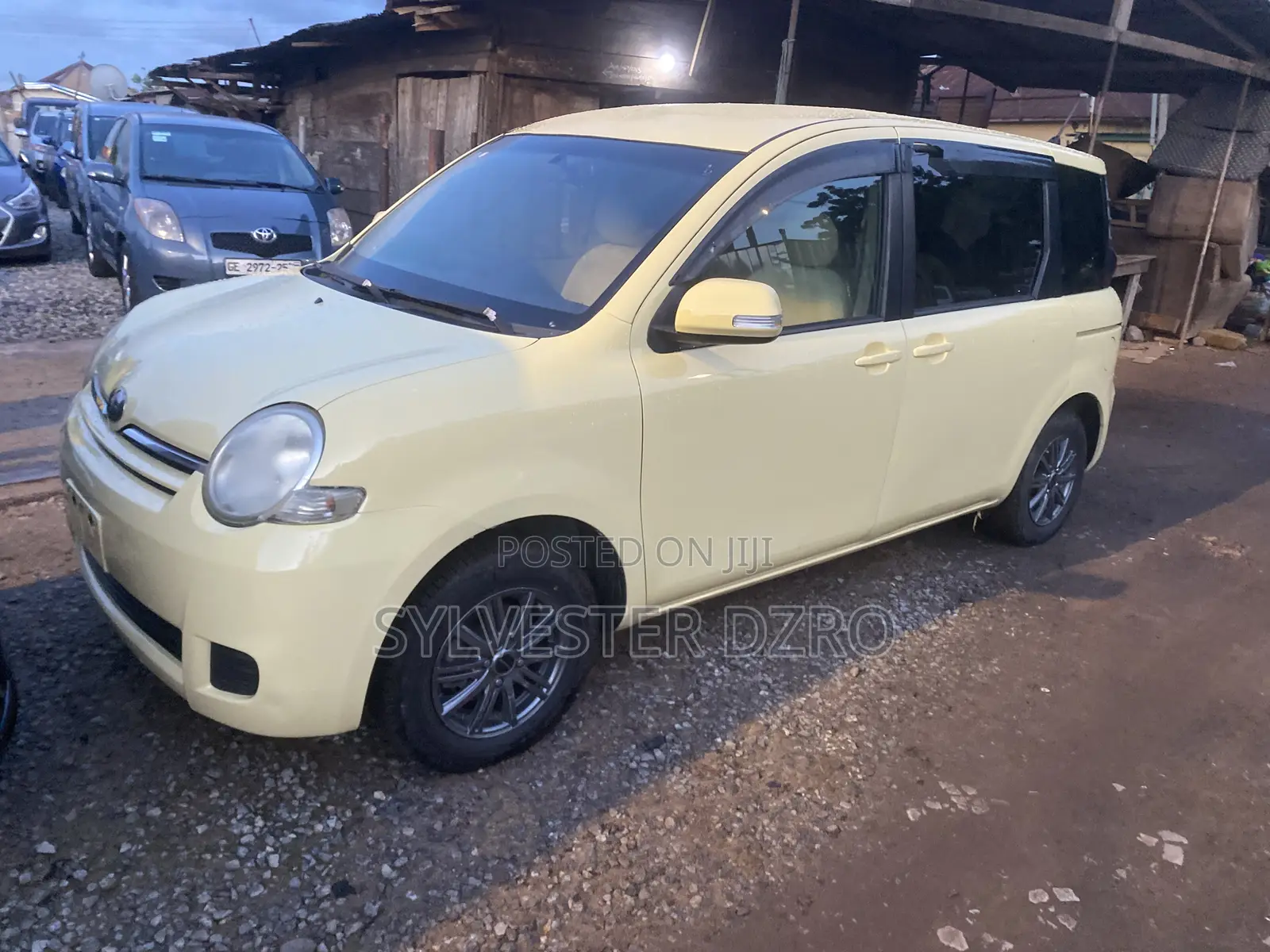 Toyota Sienta 2013 Brown