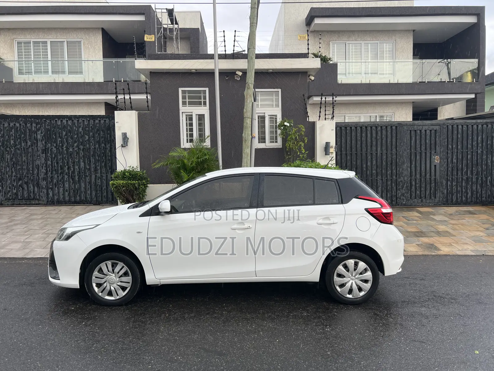 Toyota Yaris L Sedan 4dr 2019 White