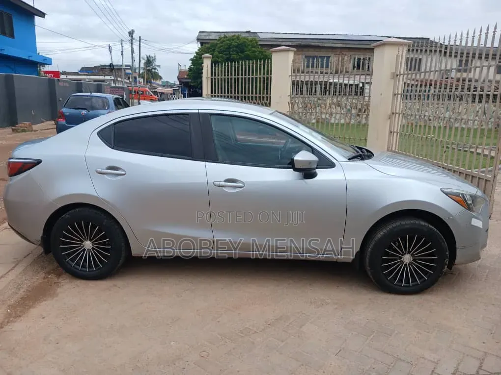 Toyota Yaris L Sedan 4dr 2019 Silver