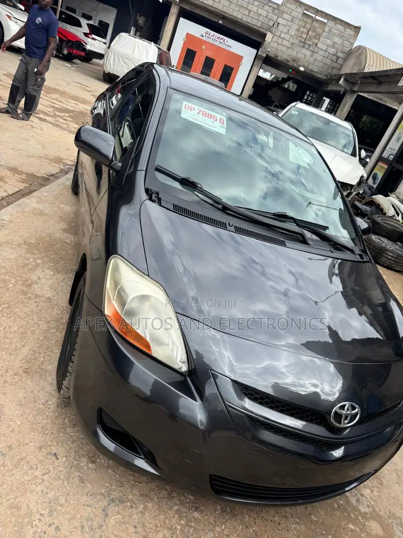 Toyota Yaris Base Sedan 4dr 2010 Black