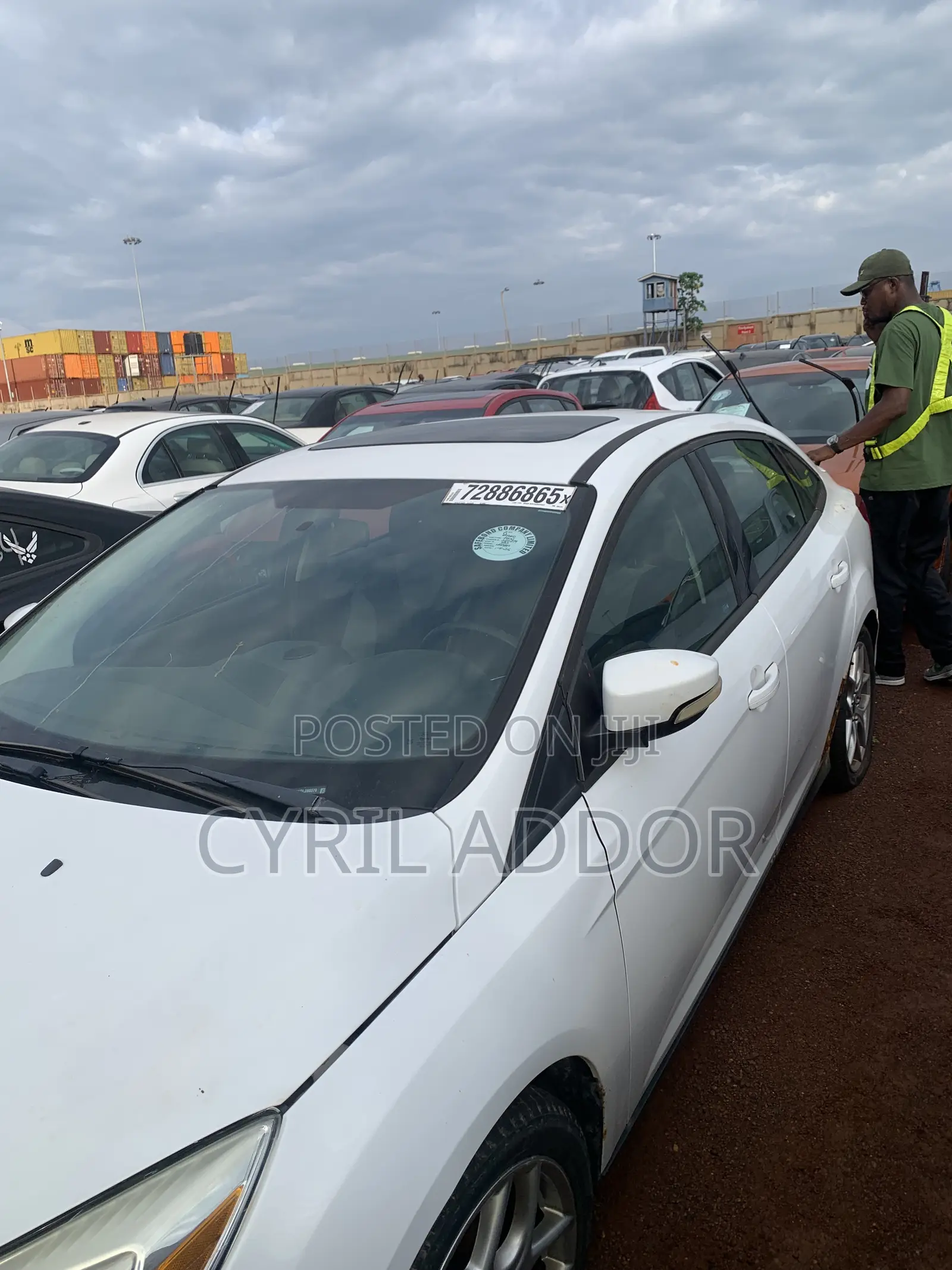 Ford Focus SE Sedan FWD (2.0L 4cyl 5M) 2013 White