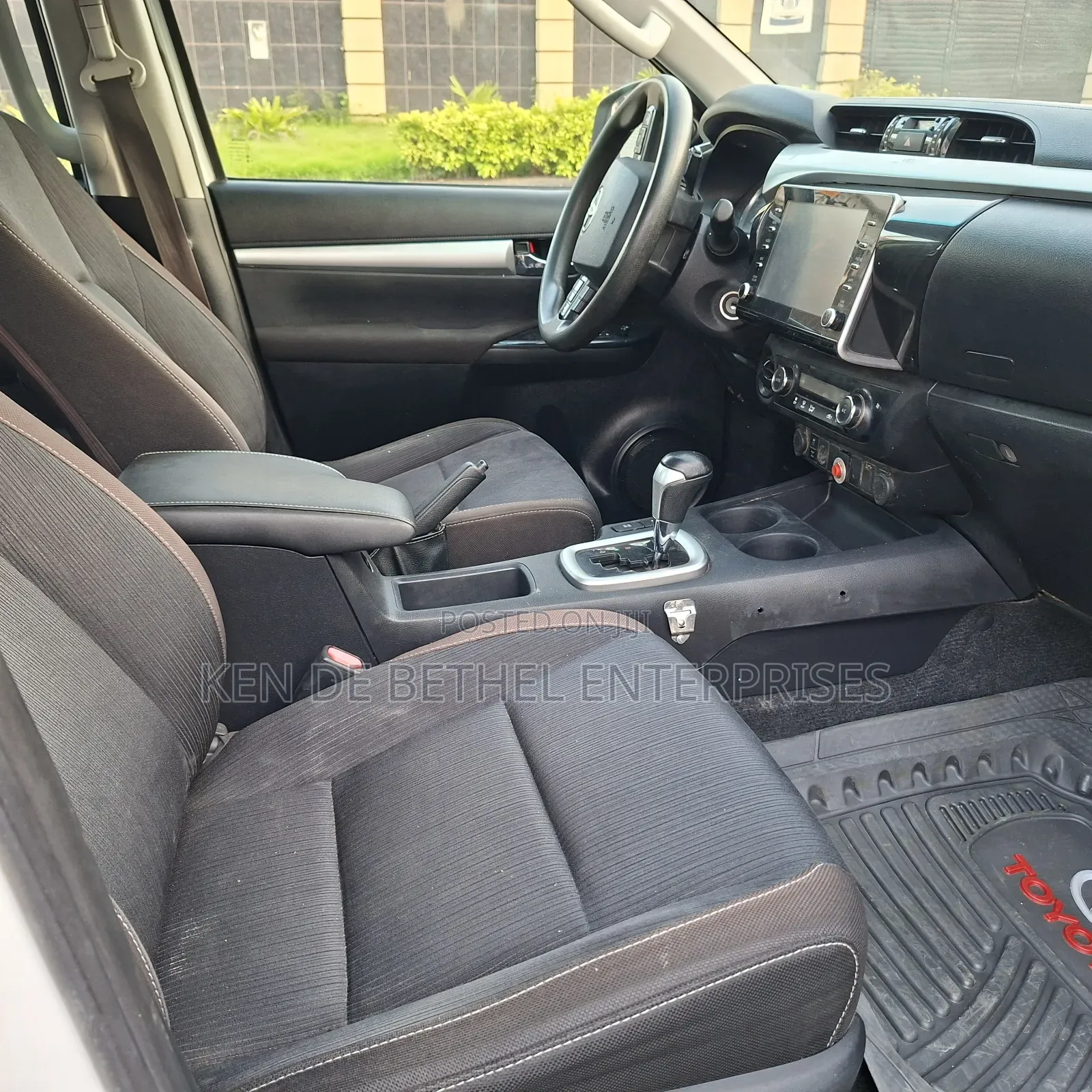 Toyota Hilux 2021 White