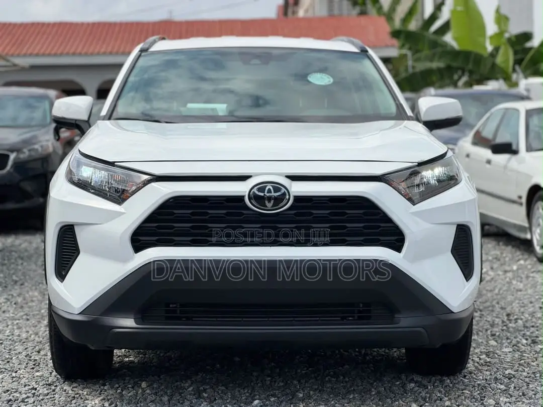 Toyota RAV4 LE 2021 White