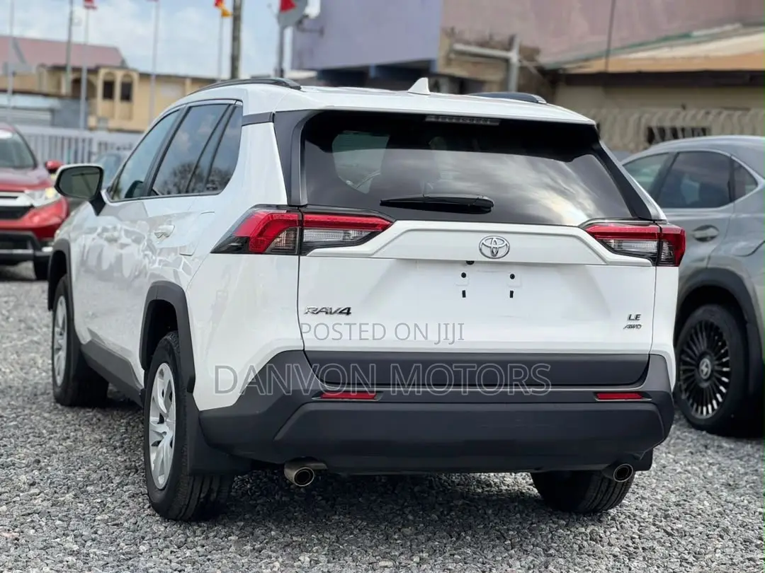 Toyota RAV4 LE 2021 White