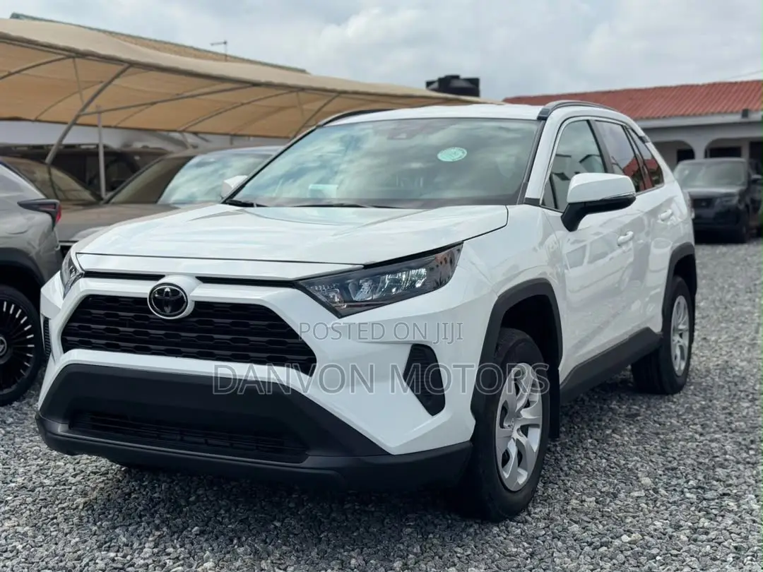 Toyota RAV4 LE 2021 White