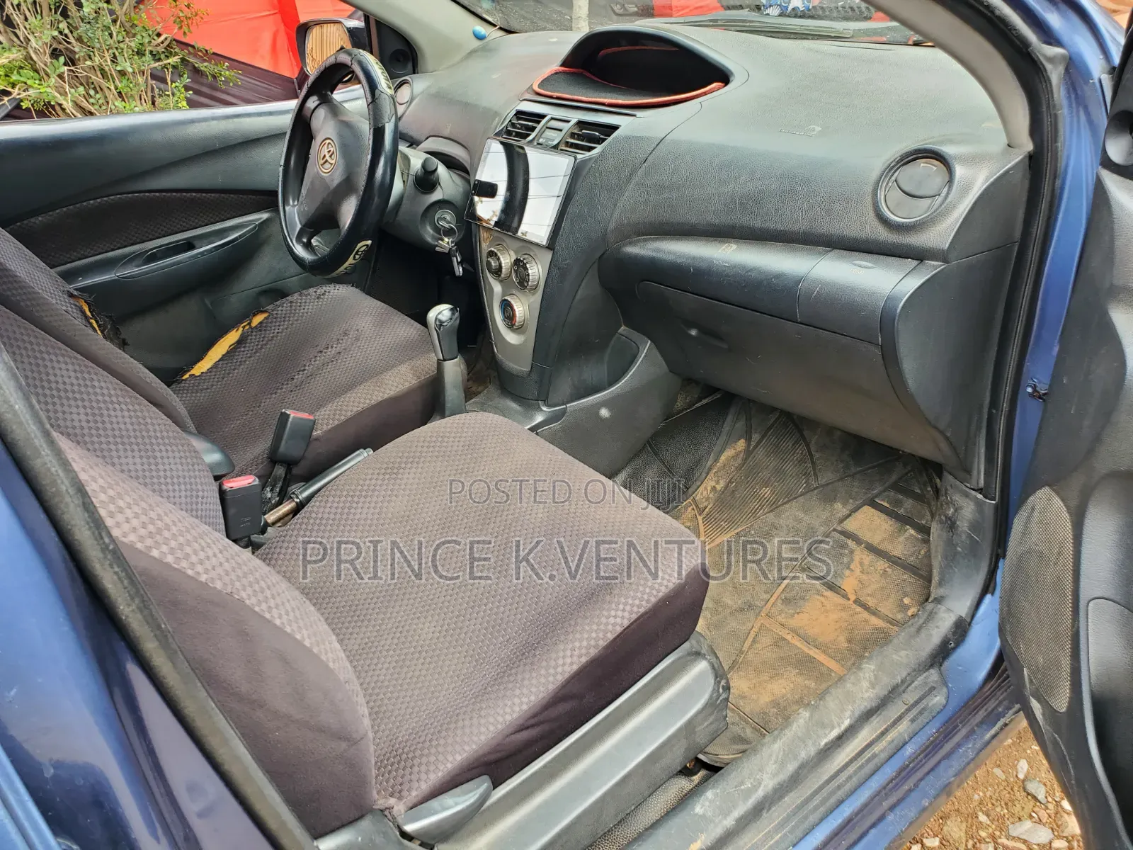 Toyota Yaris Base Sedan 4dr 2010 Blue