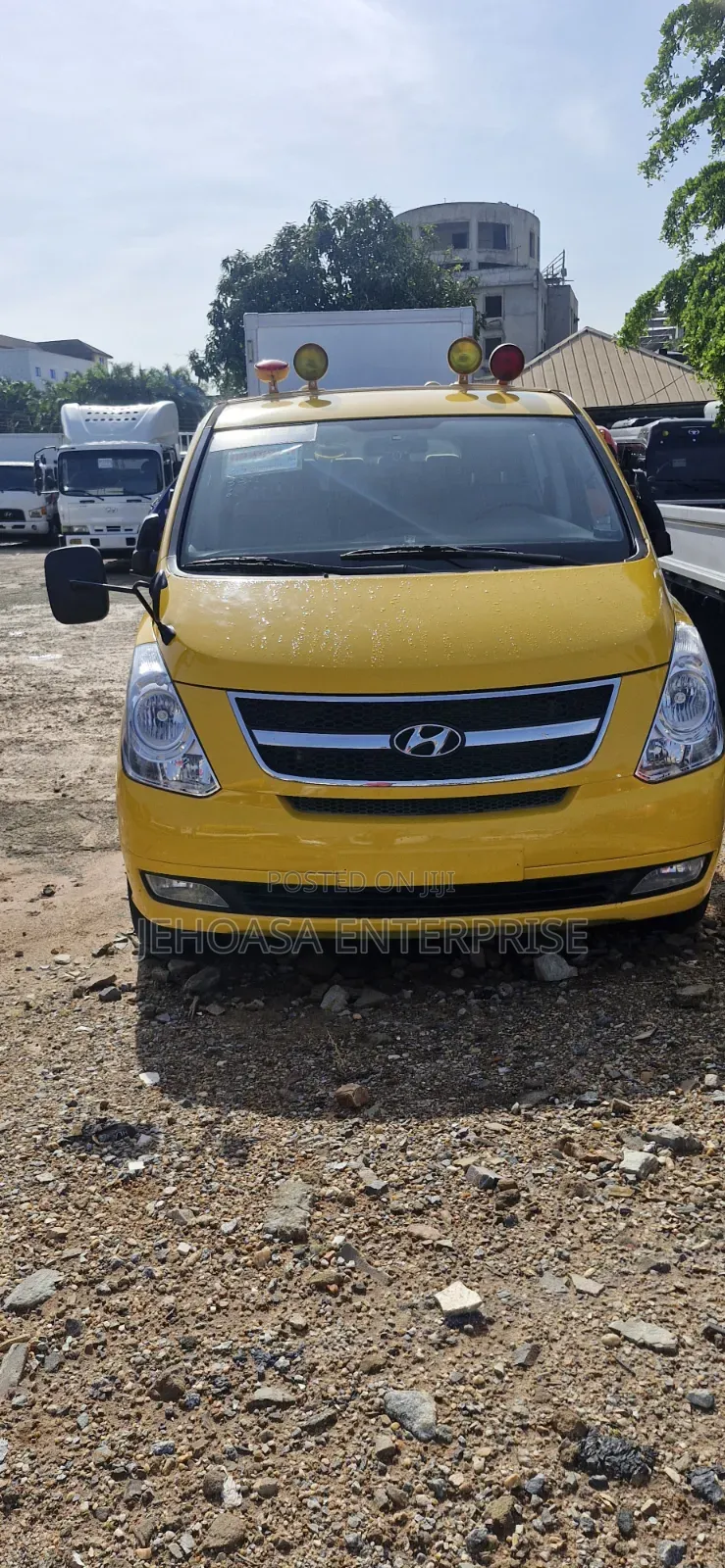 Hyundai Starex 2015 Yellow