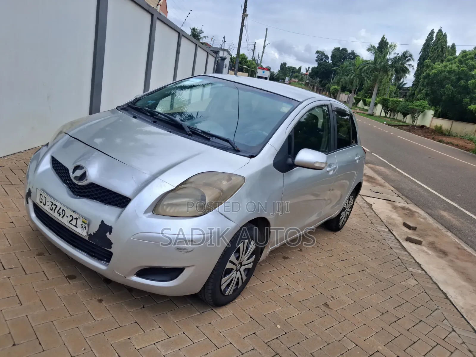 Toyota Vitz 1.3 FWD 5dr 2010 Silver