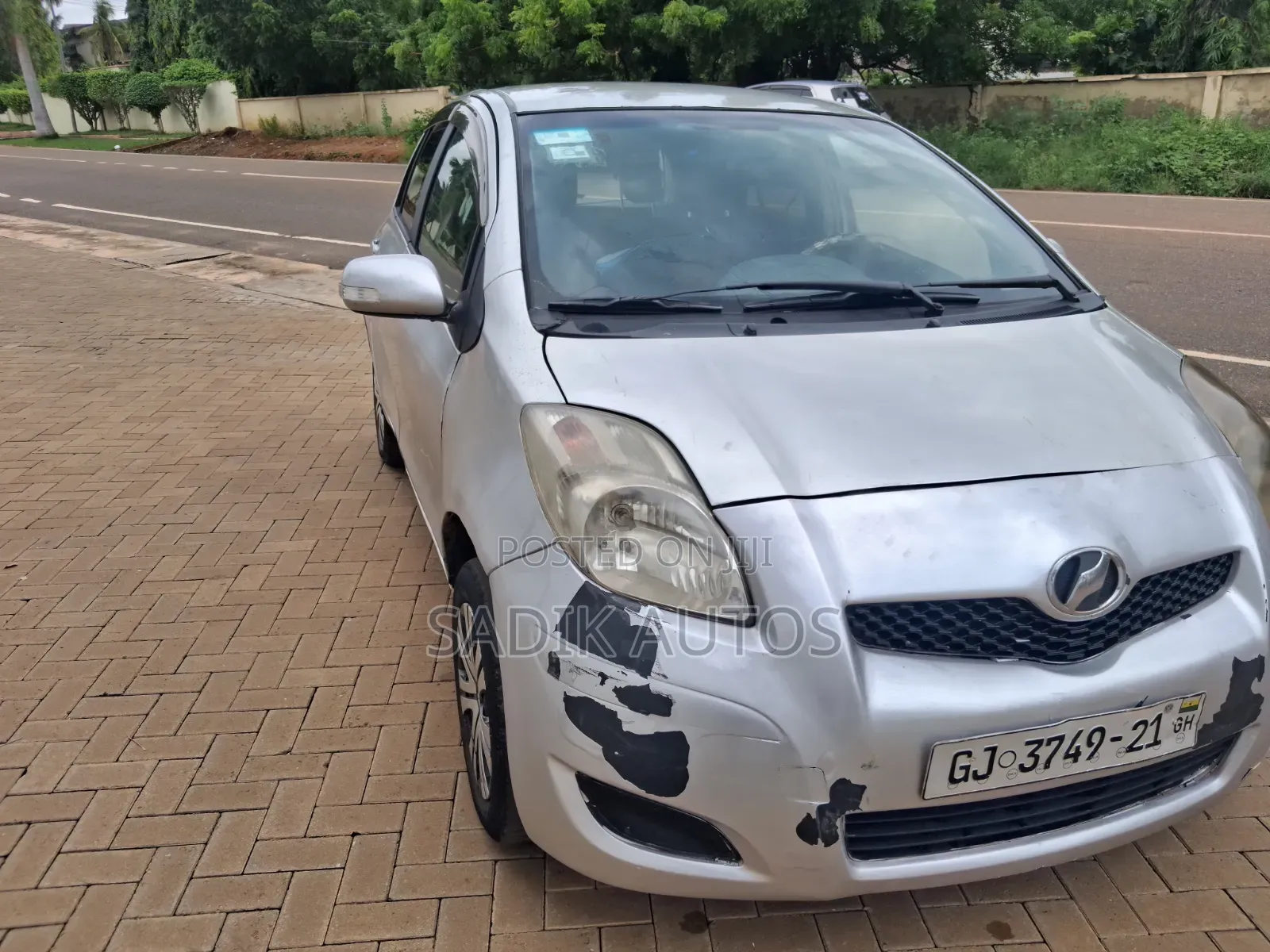 Toyota Vitz 1.3 FWD 5dr 2010 Silver