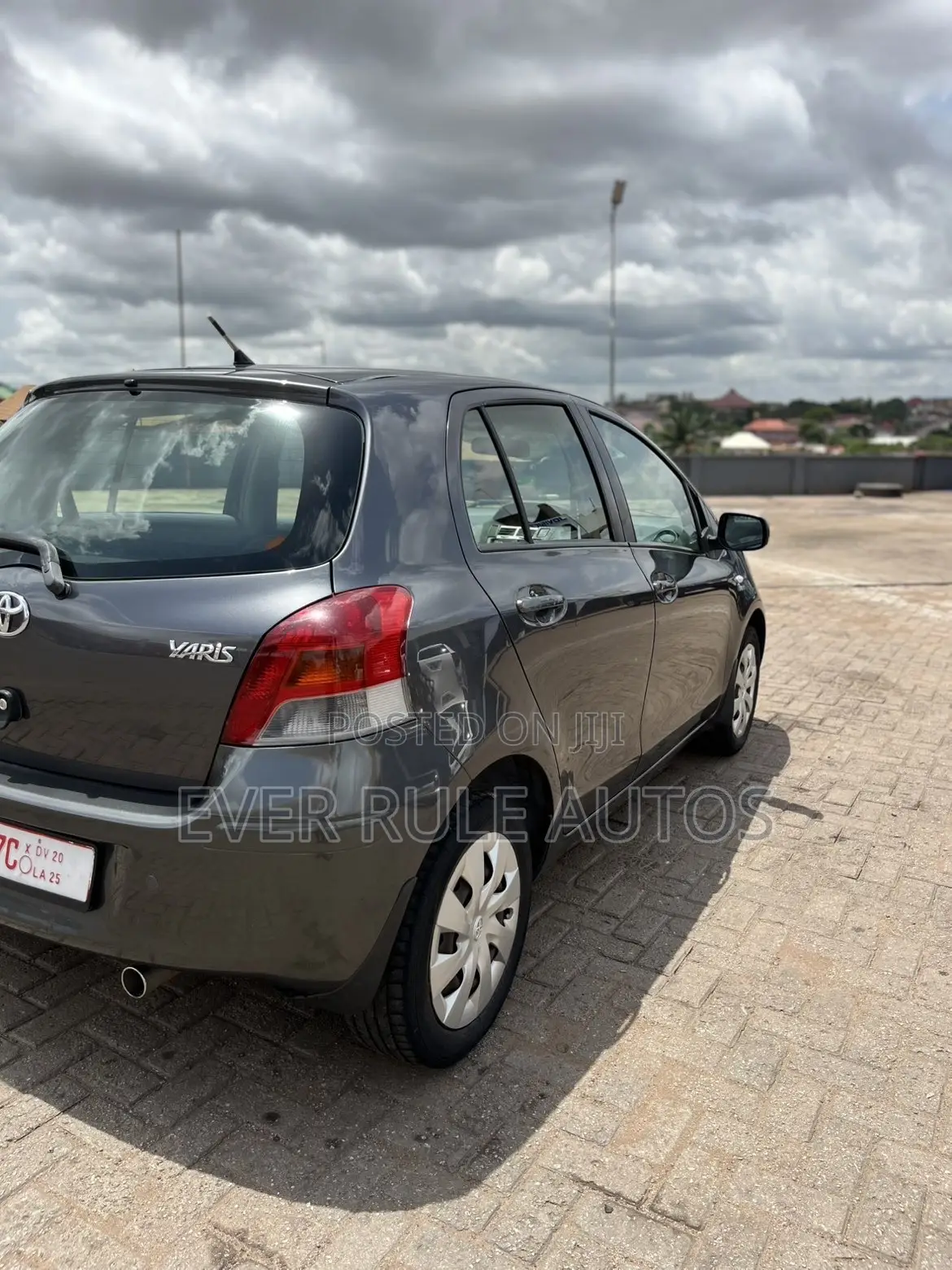 Toyota Yaris Base Hatchback 5dr 2010 Gray