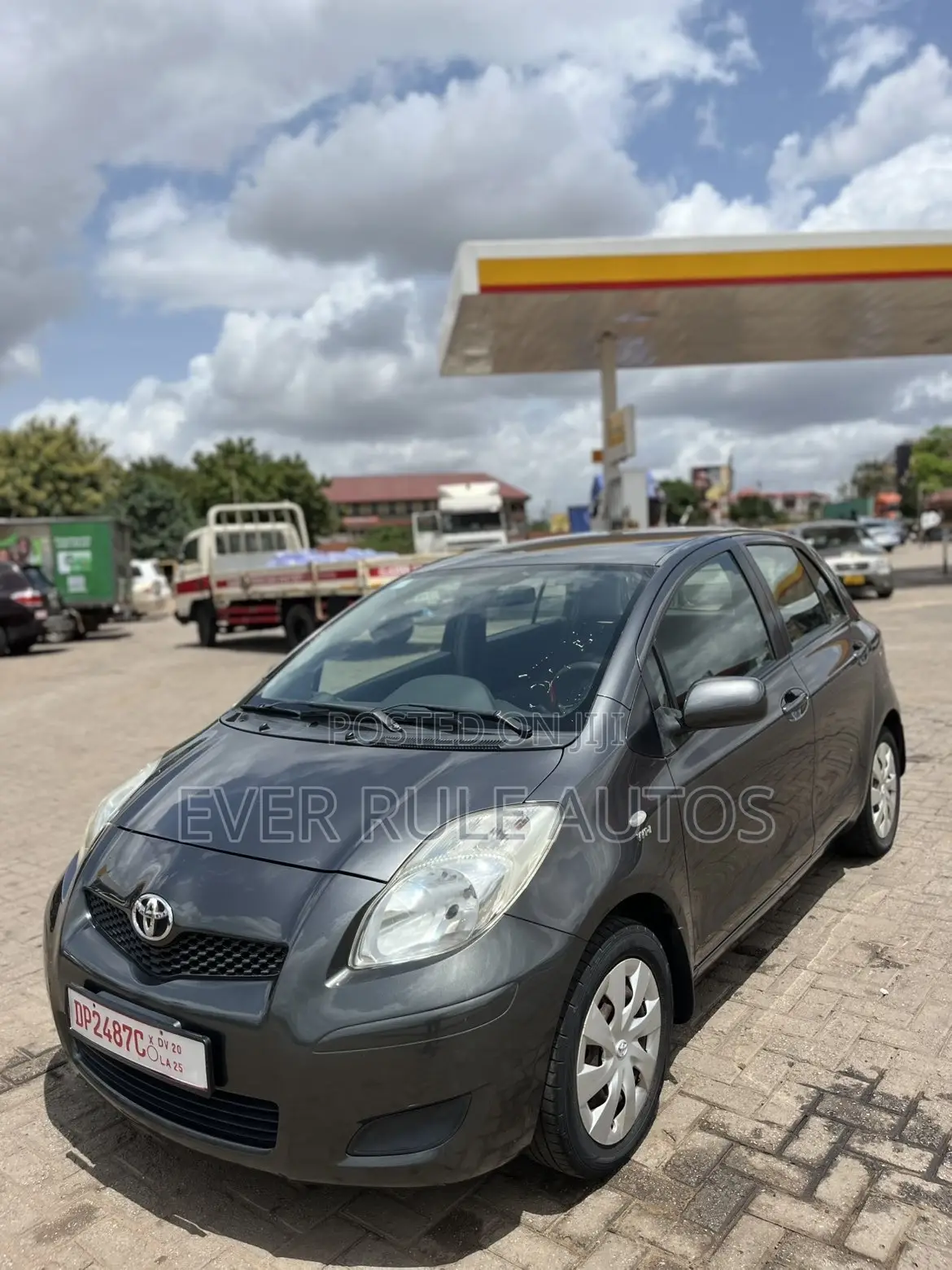 Toyota Yaris Base Hatchback 5dr 2010 Gray