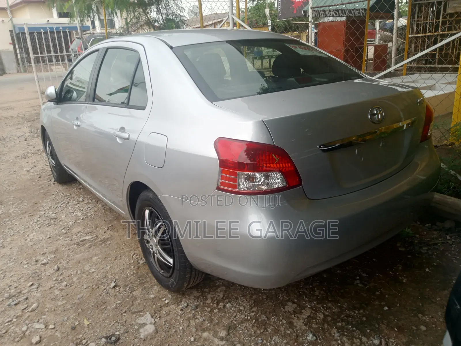 Toyota Yaris L Hatchback 5dr 2012 Silver