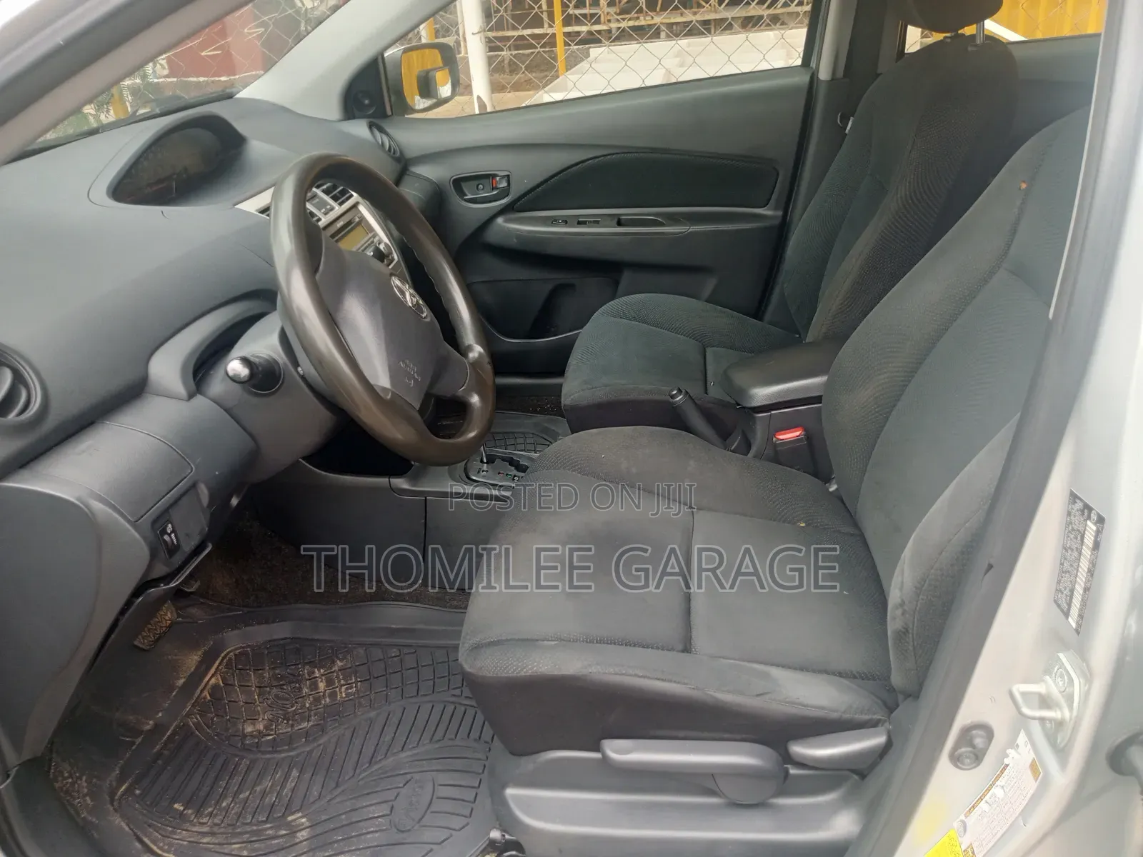 Toyota Yaris L Hatchback 5dr 2012 Silver