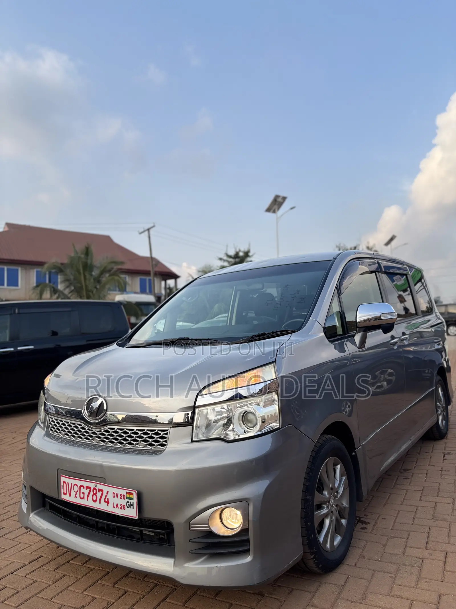 Toyota Voxy 2012