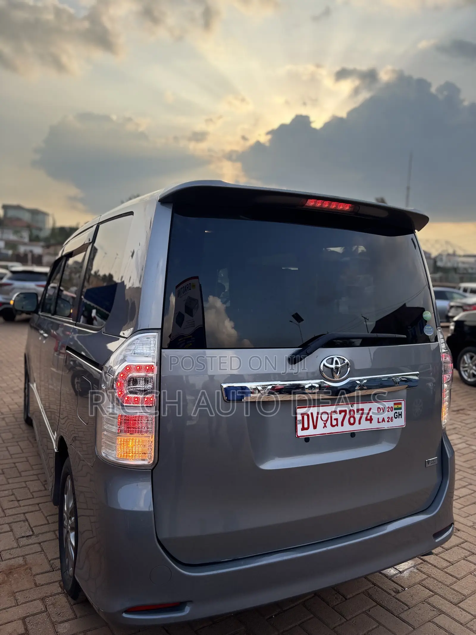 Toyota Voxy 2012