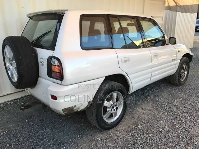 Toyota RAV4 Automatic 2000 White