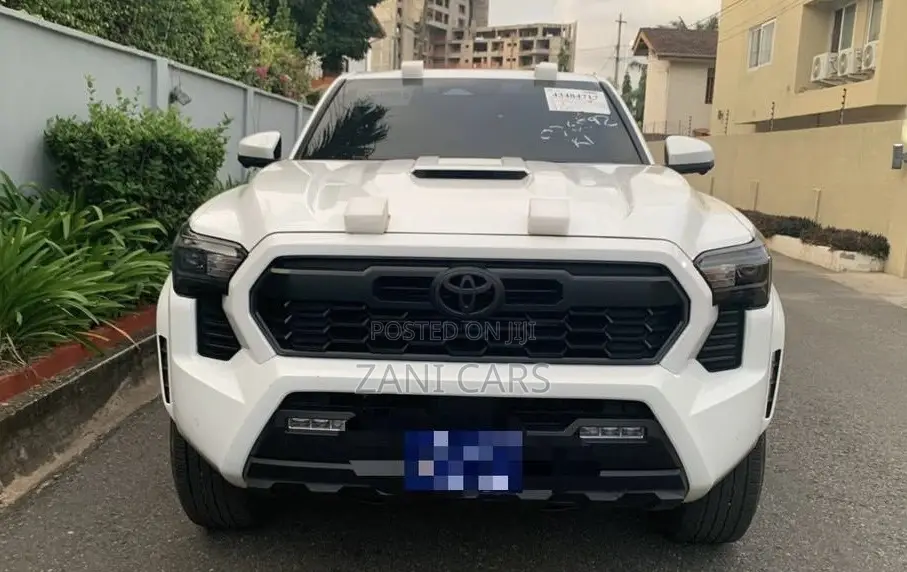 Toyota Tacoma 2024 White