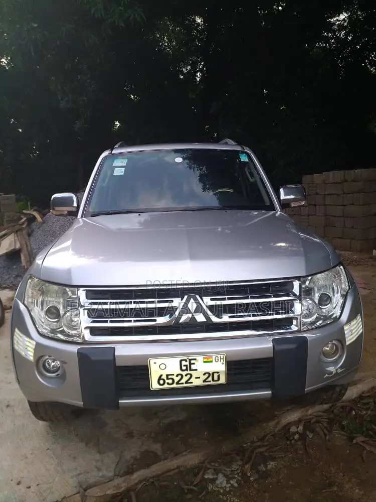 Mitsubishi Pajero 2010 Silver