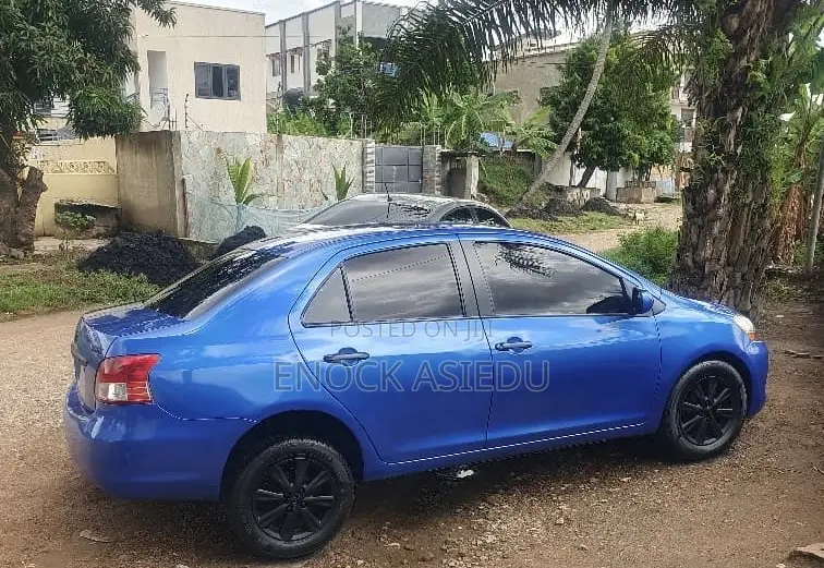 Toyota Yaris Base Sedan 4dr 2011 Blue