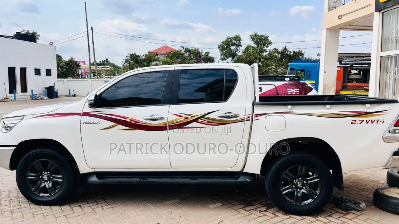 Toyota Hilux 2025 White