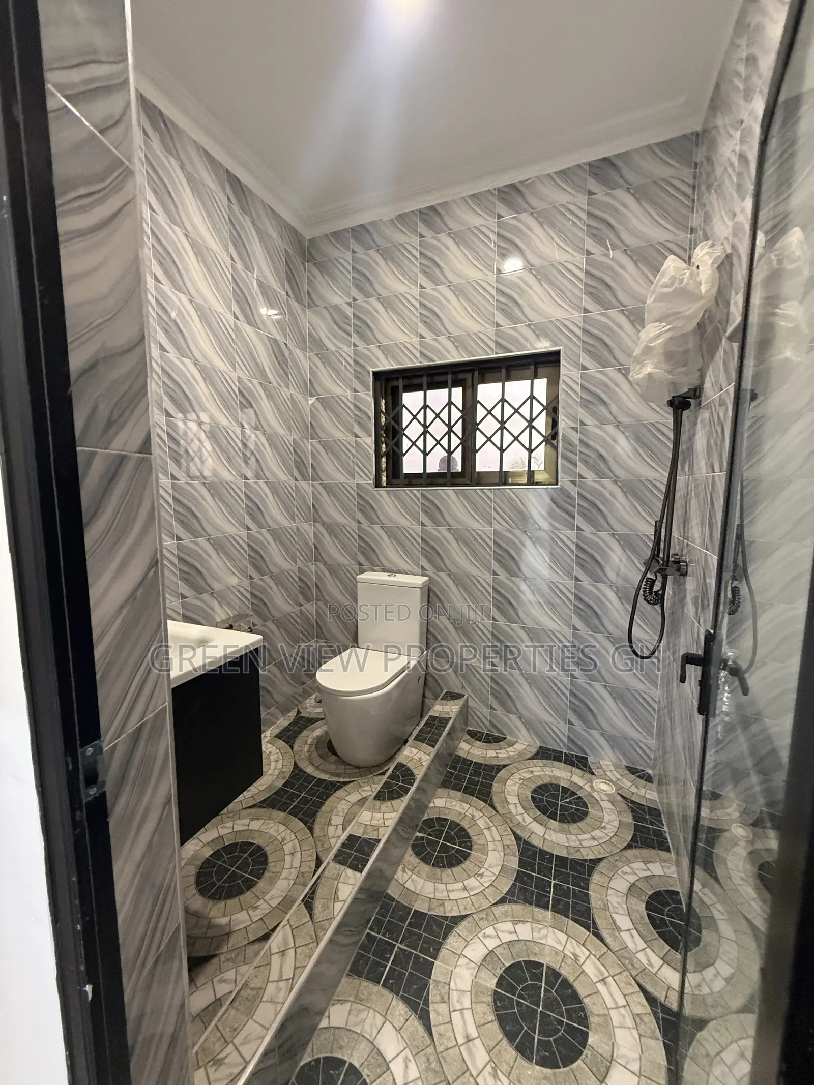 2bdrm Apartment in West Hills Mall Area for rent